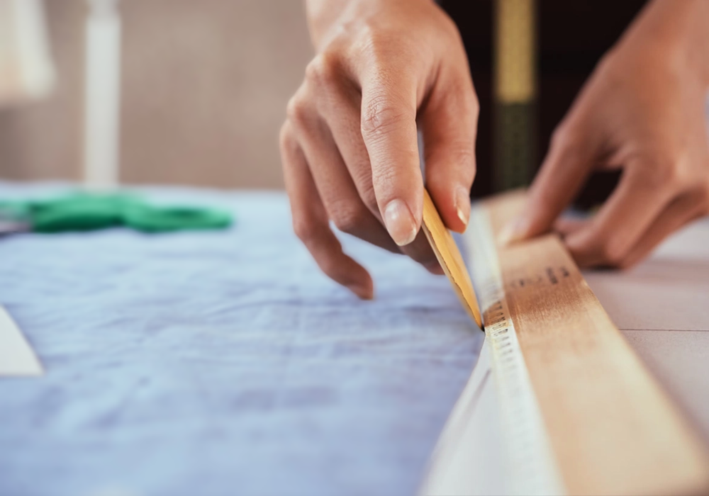 truck-curtains-exact-measurements-hands-and-ruler-image